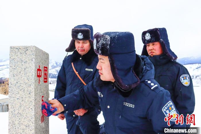 民警擦拭界碑?！±钽戵K 攝