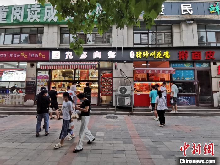 資料圖：市民在街邊小店購買小吃。 韓章云 攝