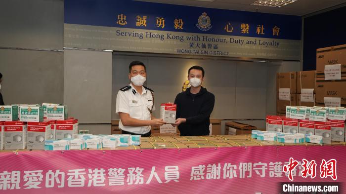 香港廣州青年總會(huì)主席霍啟文慰問黃大仙警區(qū)?！∠愀蹚V州社團(tuán)總會(huì)供圖