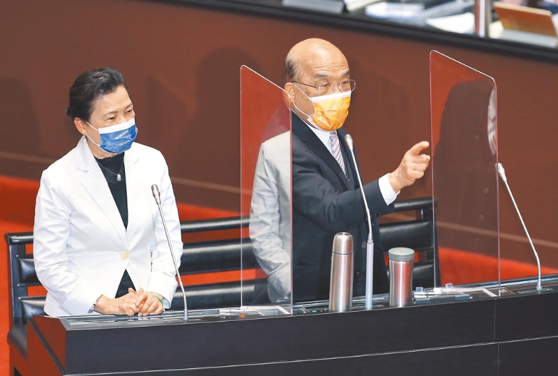 近期全臺各地頻頻發(fā)生停電，經(jīng)濟部長王美花（左）說是因為鄉(xiāng)下動物意外碰觸。國民黨立委蔣萬安昨回酸，難怪蘇貞昌（右）迴避問題，都在談猴子的事。（本報資料照片）.jpg