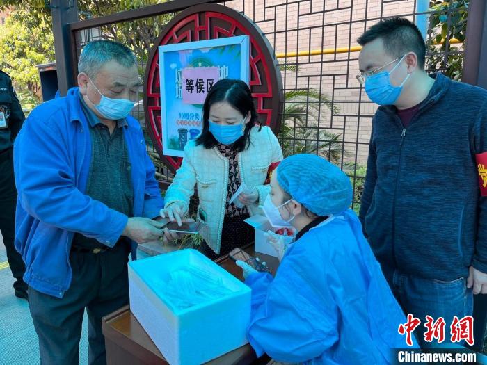 湖南省稅務局青年黨員主動參與雨花區(qū)全員核酸檢測志愿者工作，引導社區(qū)居民掃碼檢測?！×_舜愛 攝