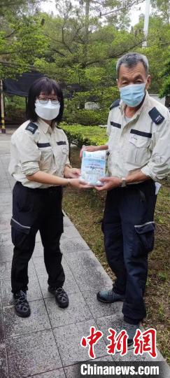 香港政府人員協(xié)會(huì)屬會(huì)漁農(nóng)自然護(hù)理署職工會(huì)向工友派防疫物資?！∠愀壅藛T協(xié)會(huì)供圖