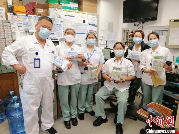 香港政府人員協(xié)會(huì)屬會(huì)——醫(yī)院管理局員工協(xié)會(huì)到醫(yī)院向工友派防疫物資。　香港政府人員協(xié)會(huì)供圖
