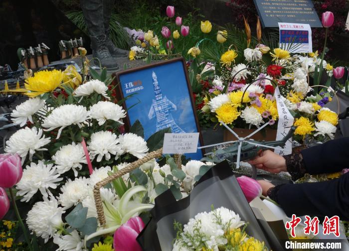 “?？招l(wèi)士”王偉犧牲21周年墓前擺滿鮮花和戰(zhàn)機模型