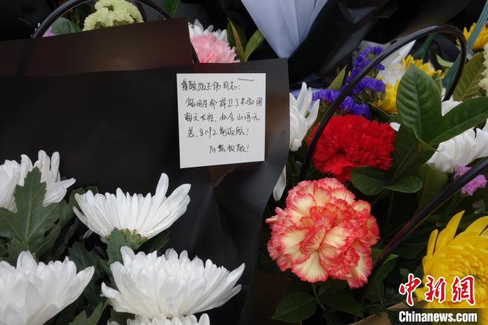 王偉墓前的花束和卡片?！『釉?攝