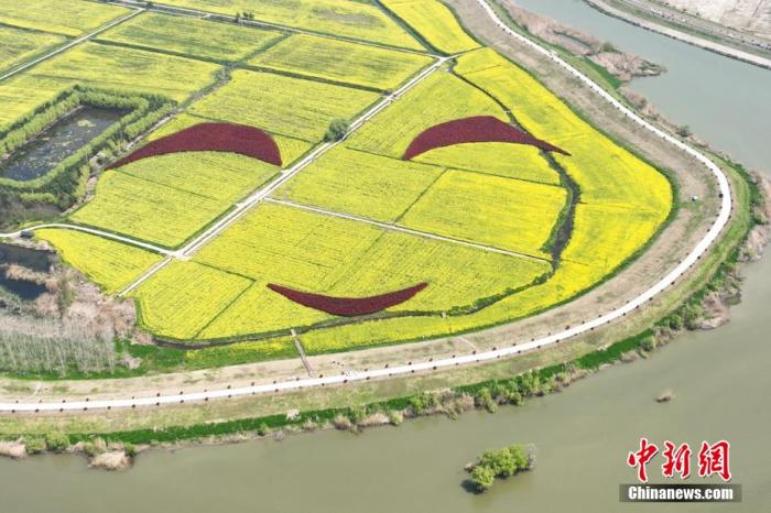 4月4日，游人在敦煌鳴沙山月牙泉景區(qū)騎駱駝?dòng)瓮妗?王斌銀 攝
