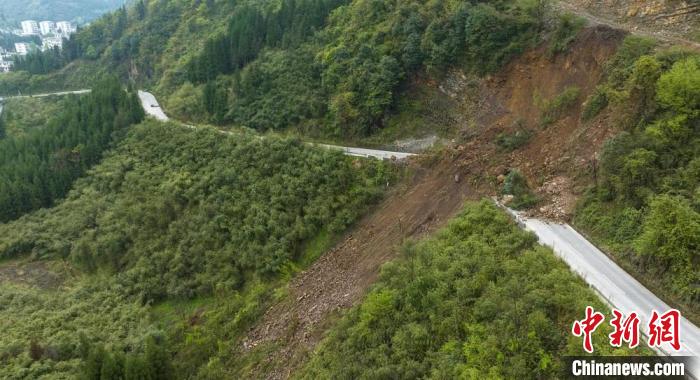 地震導(dǎo)致的山體滑坡阻斷部分道路。　劉忠俊 攝