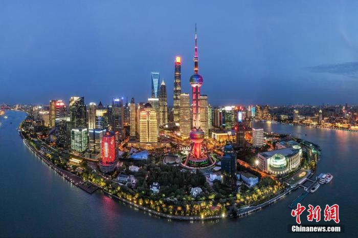 圖為2020年，航拍上海浦東陸家嘴夜景。(無(wú)人機(jī)照片) <a target='_blank' href='/'>中新社</a>記者 張亨偉 攝