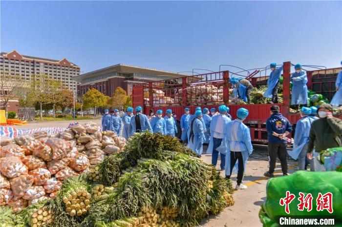 江西樂平捐贈蔬菜順利進入上海市區(qū)?！∶衩松虾Ｊ形﹫D
