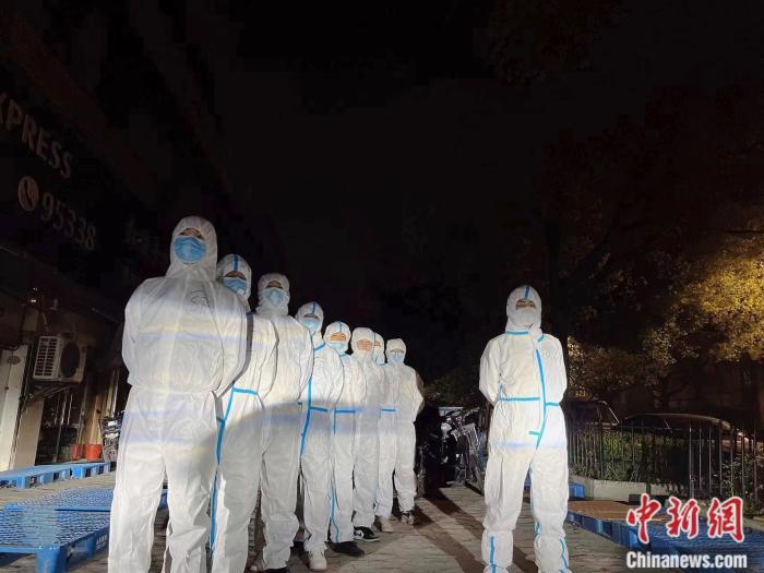 楊耀森和同事們。 受訪者供圖