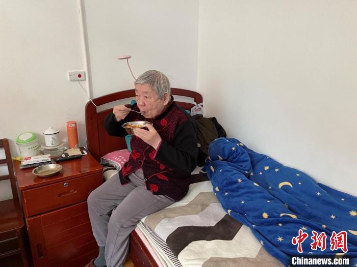老人吃上了楊春波輸送的食材?！〔锁B物流供圖