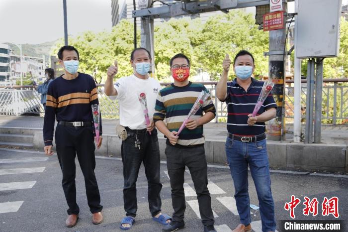 市民手持康乃馨為解封“點(diǎn)贊”?！￡愌欧?攝