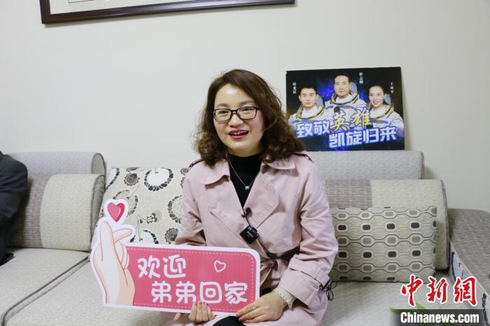 姐姐葉亞丹歡迎弟弟葉光富回家?！√旄聟^(qū)供圖