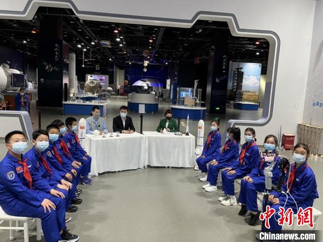 中國科技館舉辦“神舟十三號返回日”主題教育活動(dòng)。　中國科技館 供圖