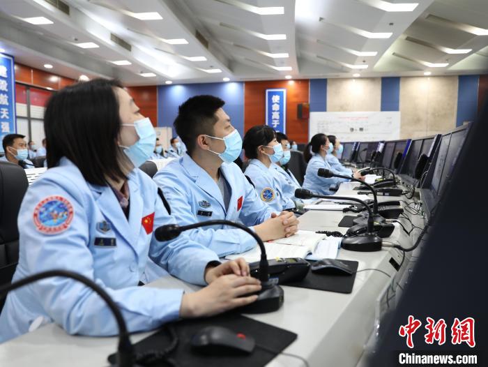 北京空間信息傳輸中心科技人員為神舟十三號飛船返回提供天基測控和數(shù)據(jù)中繼服務。　李源龍 攝