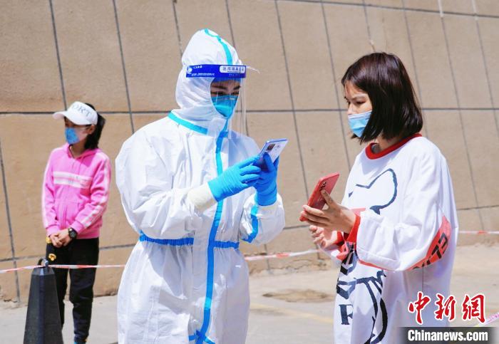 圖為防疫人員核實(shí)居民個(gè)人信息?！●R銘言 攝