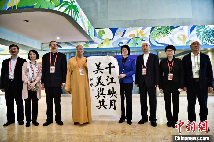 座談結束后，中國佛教協(xié)會副會長、海南省佛教協(xié)會會長印順(左四)向苻彩香(右四)贈送書法作品?！⊥鯐员?攝