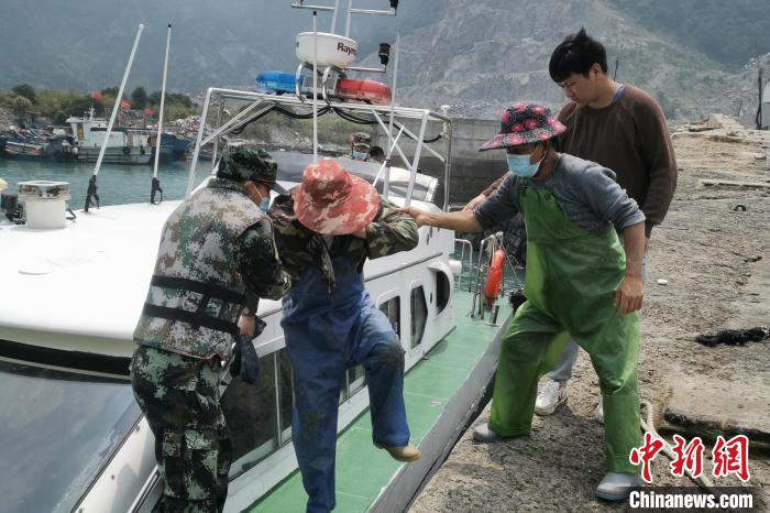 受傷漁民順利被送上岸并前往醫(yī)院治療?！「Ｖ莺＞止﹫D