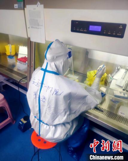 胡文君在檢測核酸檢測樣本?！“册t(yī)大一附院供圖
