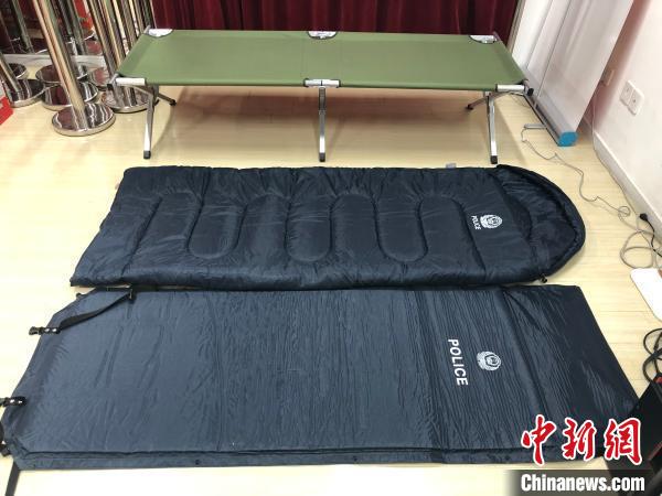 胡光參與聯(lián)系采購(gòu)“安睡三件套”——睡袋、行軍床、防潮保暖墊各200套?！∩虾Ｊ形y(tǒng)戰(zhàn)部供圖
