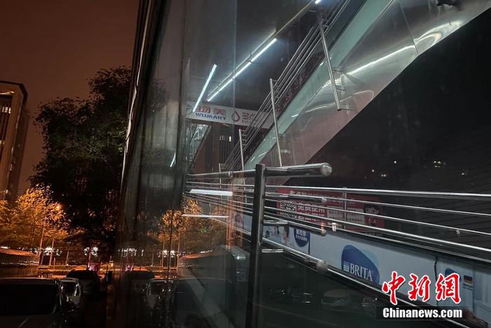 25日零時左右，中新財經記者前往位于西三環(huán)附近的物美超市(華天店)。超市剛剛結束營業(yè)，內部燈火通明，有穿超市服裝的工作人員在超市內走動。葛成 攝
