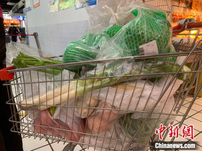 25日上午，一位消費(fèi)者在物美超市購(gòu)買了一推車蔬菜。中新財(cái)經(jīng) 宮宏宇攝