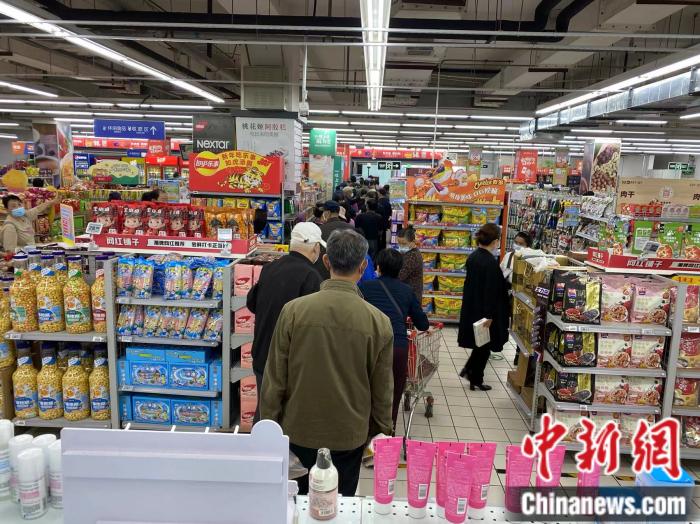 25日上午10時(shí)，一物美超市人工結(jié)賬口排起長(zhǎng)隊(duì)。中新財(cái)經(jīng) 葛成攝
