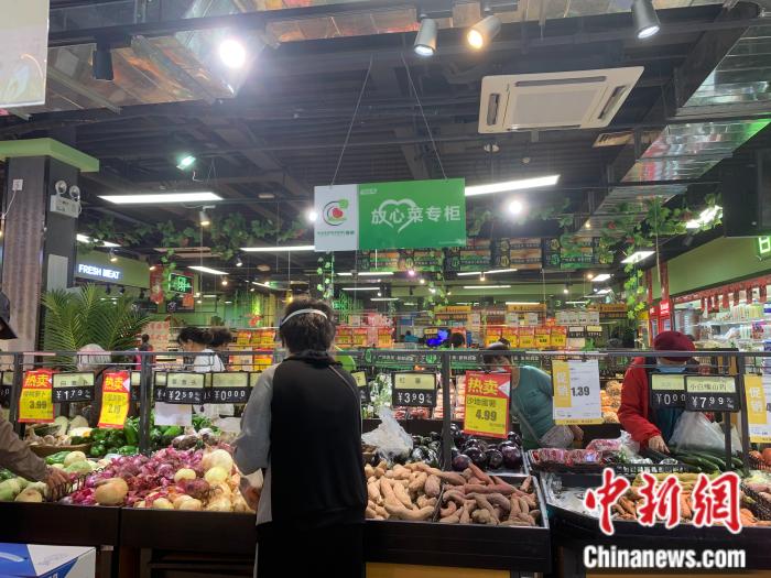 25日中午，消費(fèi)者西城區(qū)甘家口附近的超市發(fā)門店內(nèi)選購(gòu)蔬菜。中新財(cái)經(jīng) 宮宏宇 攝