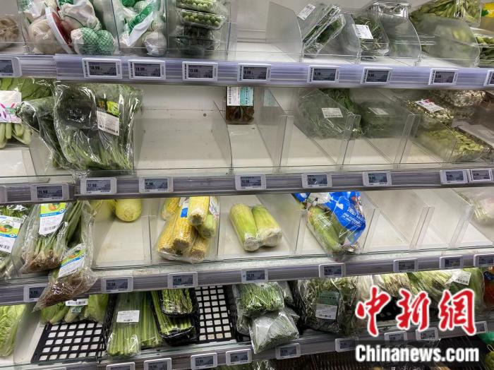 25日上午，豐臺(tái)區(qū)盒馬鮮生門店貨架。葛成 攝