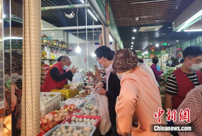 北京豐臺(tái)區(qū)某菜市場(chǎng)內(nèi)，不少人在購(gòu)買雞蛋。 中新財(cái)經(jīng)記者 謝藝觀 攝