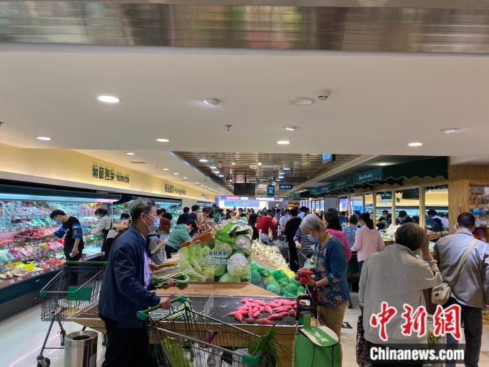 25日，消費(fèi)者在朝陽(yáng)區(qū)菜鮮果美精品超市選購(gòu)商品。受訪者供圖