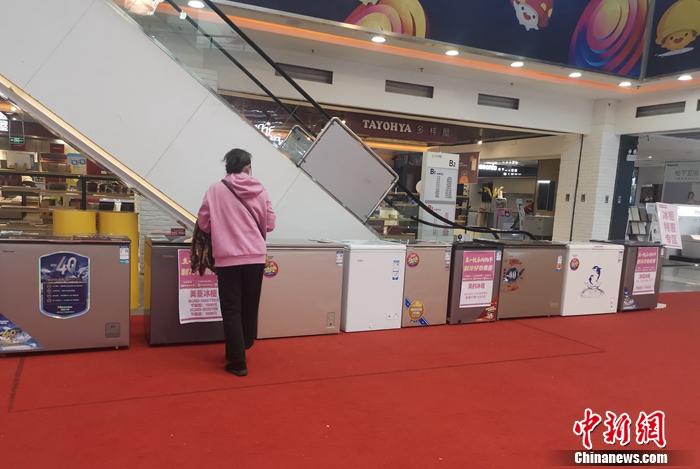 北京某大中電器門店內(nèi)，市民在瀏覽冰柜信息。 中新財經(jīng)記者 謝藝觀 攝