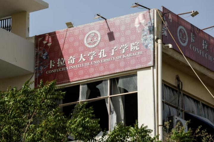 班車遇襲發(fā)生爆炸后，卡拉奇大學(xué)孔子學(xué)院的窗戶被震碎。（圖源：路透社）