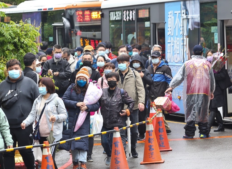 清明4天連假開(kāi)跑，不少臺(tái)灣民眾3日前往納骨塔、公墓祭祖掃墓。(陳俊吉攝) 圖片來(lái)源：臺(tái)灣“中時(shí)新聞網(wǎng)”.jpg
