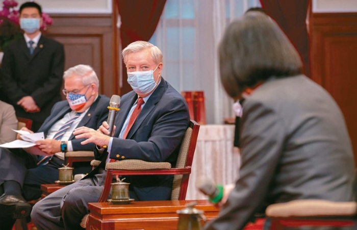 蔡英文（右）15日接見(jiàn)美國(guó)參議員葛理漢（中）訪問(wèn)團(tuán)。圖／蔡英文辦公室提供.jpeg