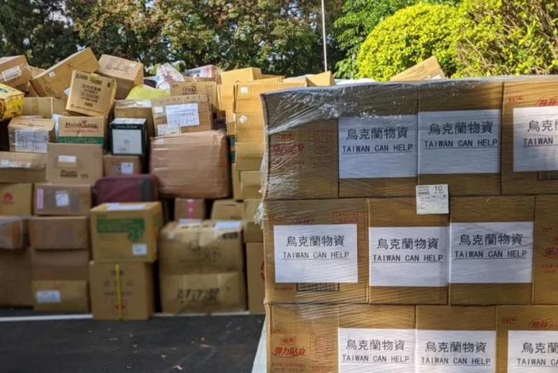 臺(tái)外事部門(mén)向民間募集到比原本多十余倍、共650噸的援助烏克蘭物資，預(yù)估運(yùn)費(fèi)暴增到2.4億元。根本無(wú)法負(fù)擔(dān)，圖為3月中捐贈(zèng)物資堆滿臺(tái)外事部門(mén)停車(chē)場(chǎng)。圖 臺(tái)灣《聯(lián)合報(bào)》系資料照片.jpg