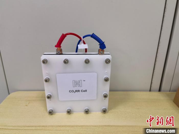 固態(tài)電解質(zhì)反應(yīng)器?！⊙芯繄F(tuán)隊 供圖