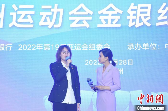 圖為：游泳世界冠軍傅園慧在發(fā)行儀式上表達(dá)對(duì)家鄉(xiāng)辦杭州亞運(yùn)會(huì)的期待。　王剛 攝