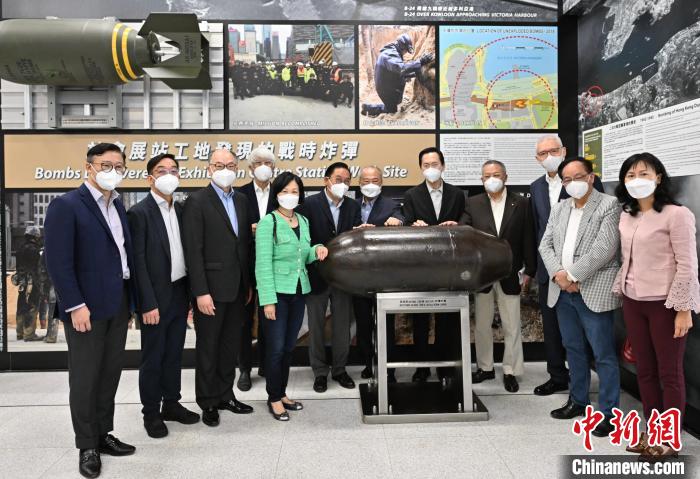 香港特區(qū)行政會議非官守議員參觀即將啟用的港鐵會展站。　香港特區(qū)政府新聞處 攝
