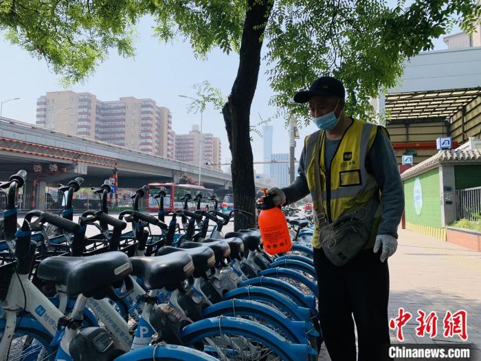 一名運(yùn)維人員正在對(duì)共享單車進(jìn)行消殺。 共享單車企業(yè)供圖