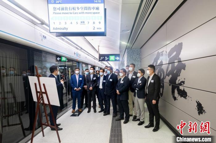 香港立法會(huì)交通事務(wù)委員會(huì)視察東鐵線過海段金鐘站及會(huì)展站