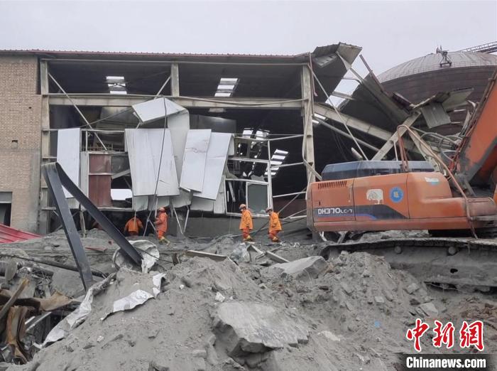 消防員在一處受損廠房附近搜救被困人員?！≮w思華 攝