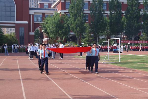 東營(yíng)市廣饒縣興安小學(xué)第三屆春季田徑運(yùn)動(dòng)會(huì)開(kāi)幕