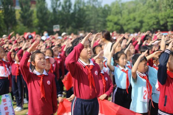 東營(yíng)市廣饒縣興安小學(xué)第三屆春季田徑運(yùn)動(dòng)會(huì)開(kāi)幕