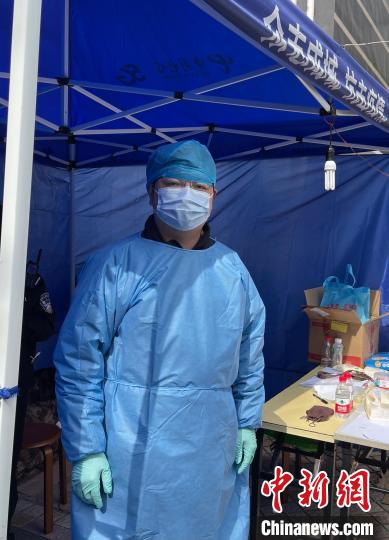 楊永青在上海黃浦區(qū)五里橋街道當志愿者，為居民做心理疏導?！∈茉L者 供圖