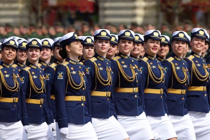 俄羅斯紅場(chǎng)閱兵的女兵方陣一向是國際媒體矚目的焦點(diǎn)。（圖／路透）.jpg