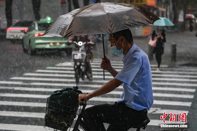 強降水云團(tuán)抵達(dá) 廣州多區(qū)發(fā)布暴雨預(yù)警
