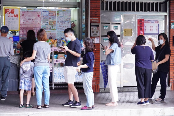 自快篩實名制后，島內(nèi)藥店外總是大排長龍。（圖源：臺灣“聯(lián)合新聞網(wǎng)）