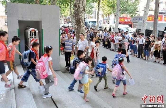 資料圖：小學(xué)門外等待學(xué)生放學(xué)的家長(zhǎng)們。<a target='_blank' href='/'>中新社</a>發(fā) 張暢 攝