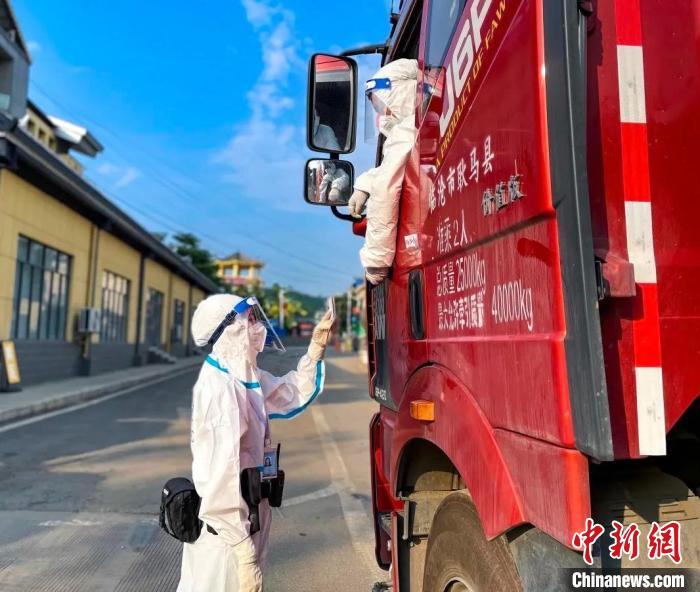 圖為民警查驗(yàn)證件?！∏逅舆厵z站供圖